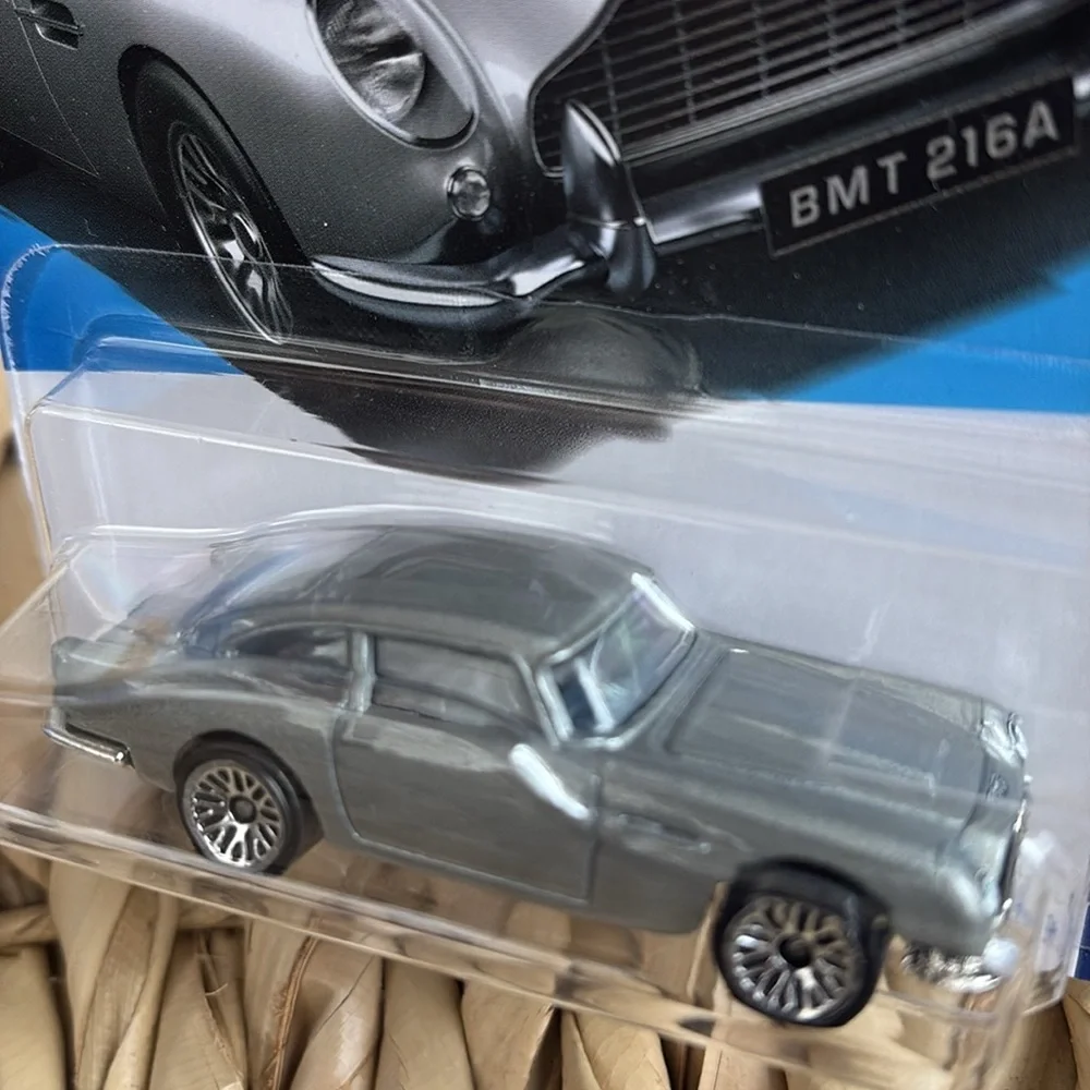 Hot Wheels Aston Martin 1963 DB5 60 Years Goldfinger James Bond Collectible Car
